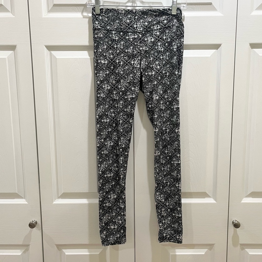 5 for $25! Black and White Printed Leggings Small